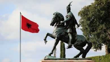 La piazza più grande dei Balcani: piazza Skanderbeg a Tirana