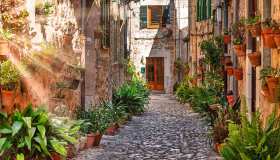 Valldemossa, il borgo di Maiorca set del film Pane al limone con semi di papavero