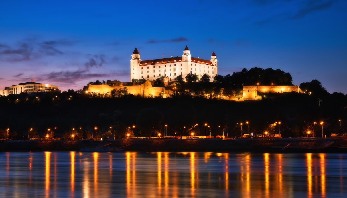 Castello di Bratislava di sera