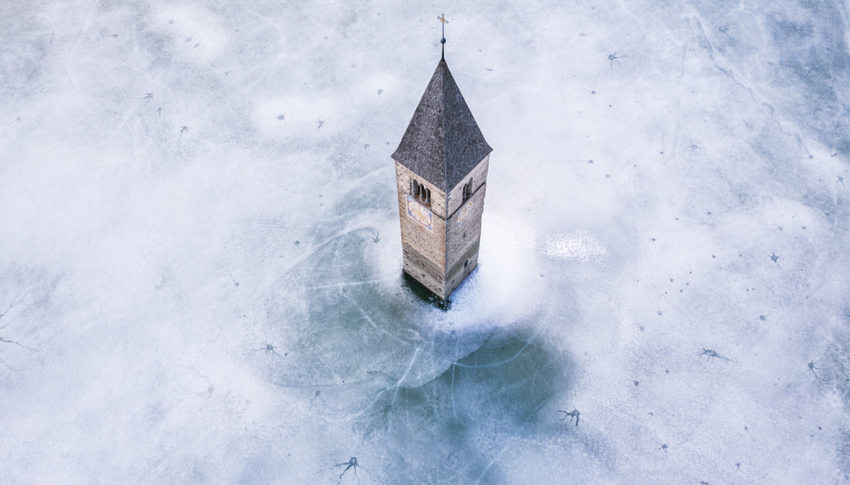 Il campanile emerge dal Lago di Resia ghiacciato