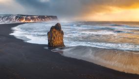 Islanda vista della Reynisfjara, la spiaggia nera