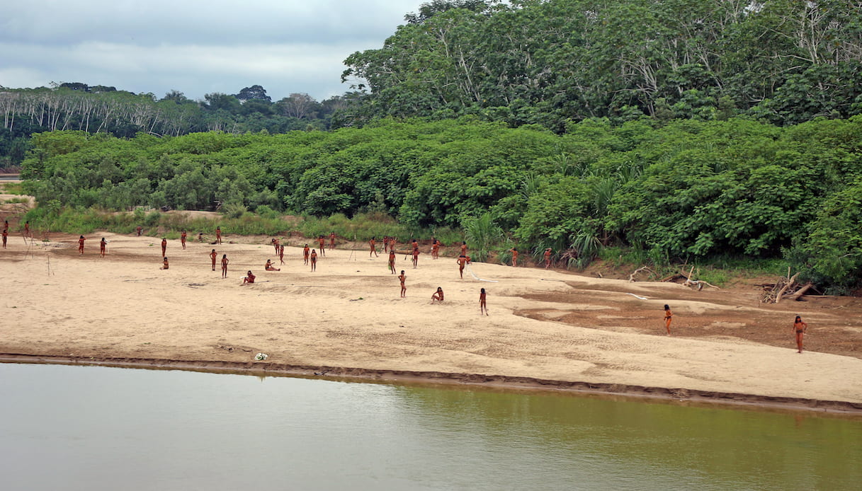Perù, la tribù indigena dei Mashco Piro che vive isolata nella Foresta Amazzonica