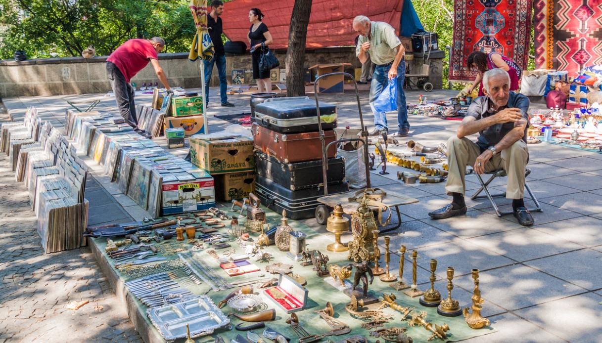 Venditore al Dry Bridge flea Market di Tbilisi