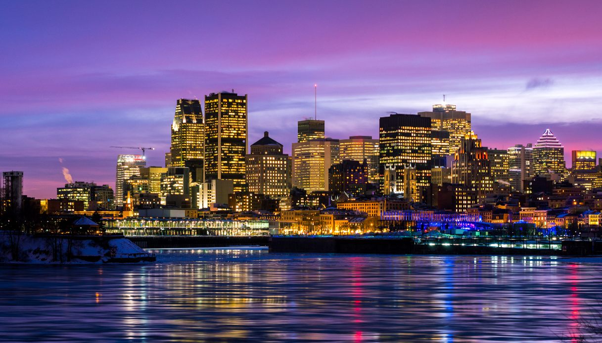 Lo skyline di Montreal illuminato