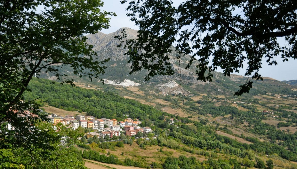 Vista del paesaggio e della città di Latronico in Basilicata