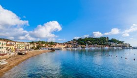 La Rossa all’isola d’Elba, la spiaggia dove lettini e ombrelloni sono gratis