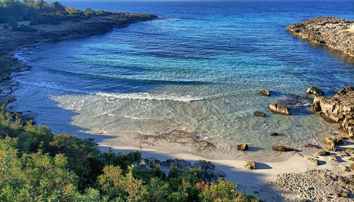 Baia di Capparrone sulla costa di Marina di Pulsano, affacciata al Mar Ionio