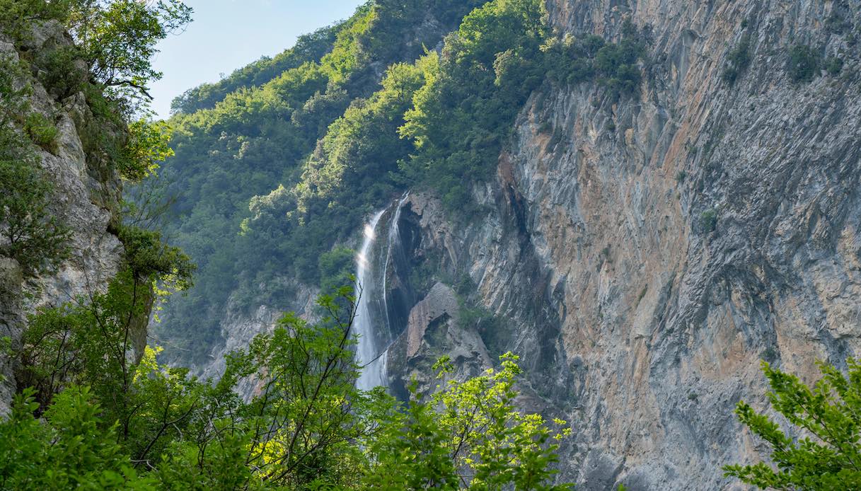 La scenografica cascata Zompo Lo Schioppo in Abruzzo