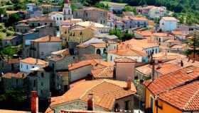 Sasso di Castalda, il borgo con i cartelli che invitano a baciarsi