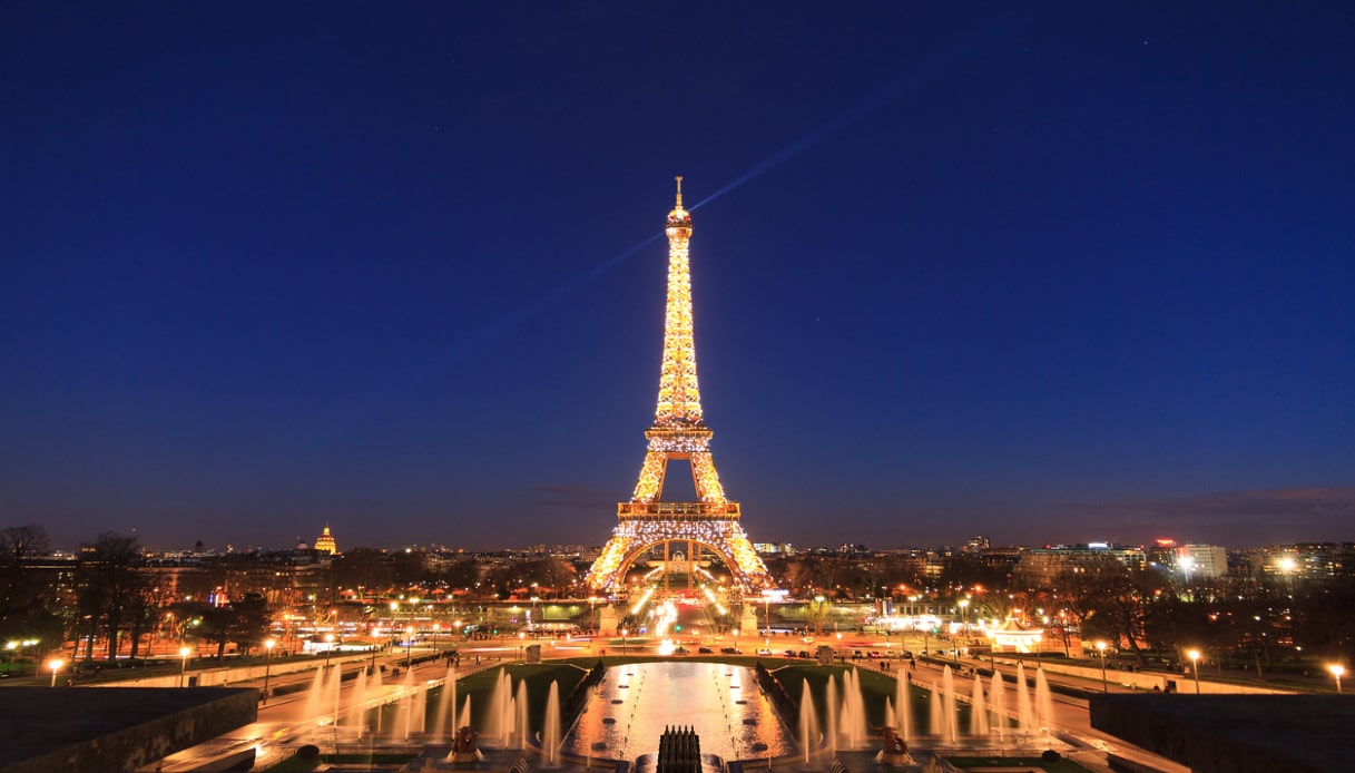 Lo spettacolo magico della Tour Eiffel illuminata