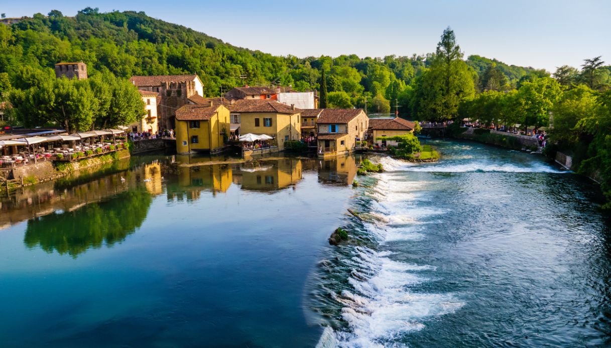 Vista aerea del borgo di Valeggio sul Mincio al tramonto, in Veneto