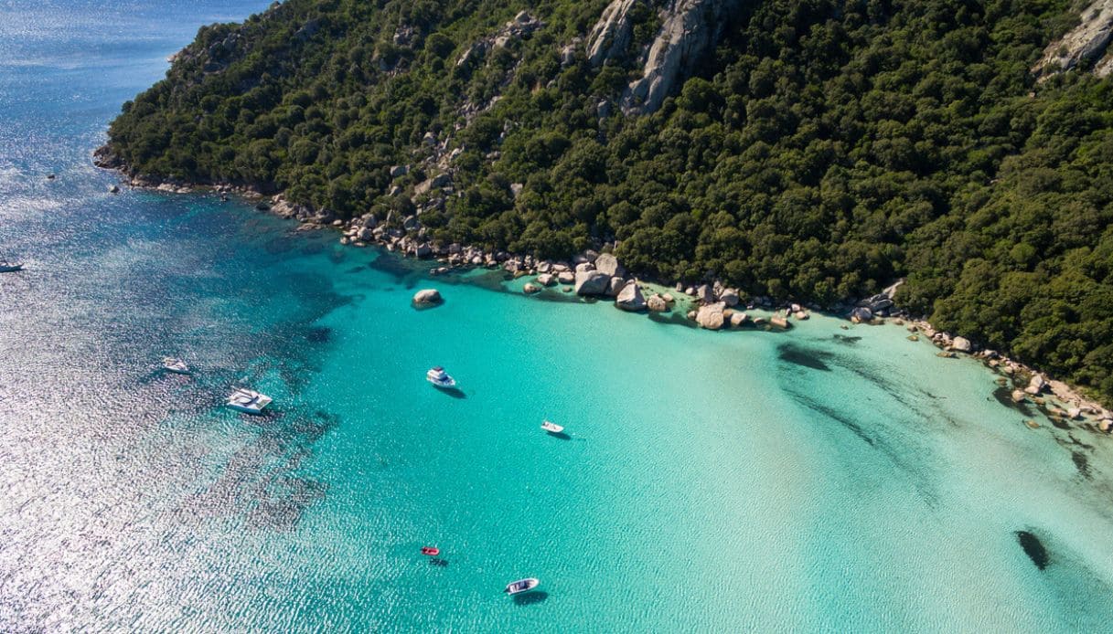 Veduta aerea della baia di Santa Giulia e delle sue acque cristalline in Corsica
