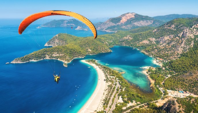 Parapendio su laguna blu Turchia