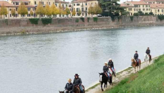 una ripresa di persone a cavallo durante Fieracavalli