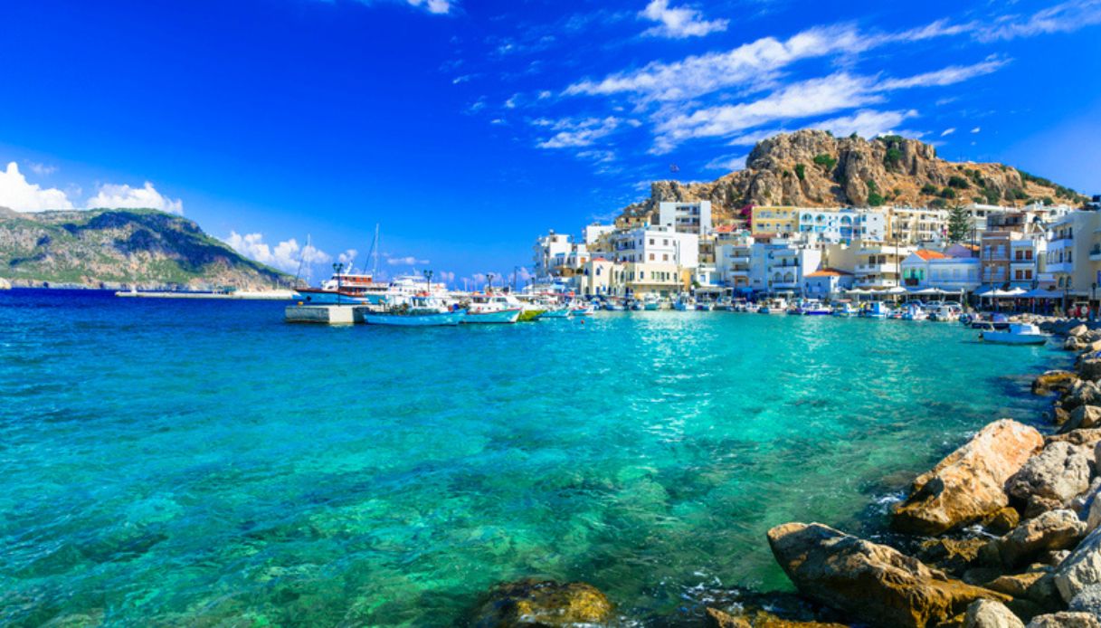 Vista della baia di Scarpanto sull'isola di Karpathos in Grecia, con case tipiche sullo sfondo