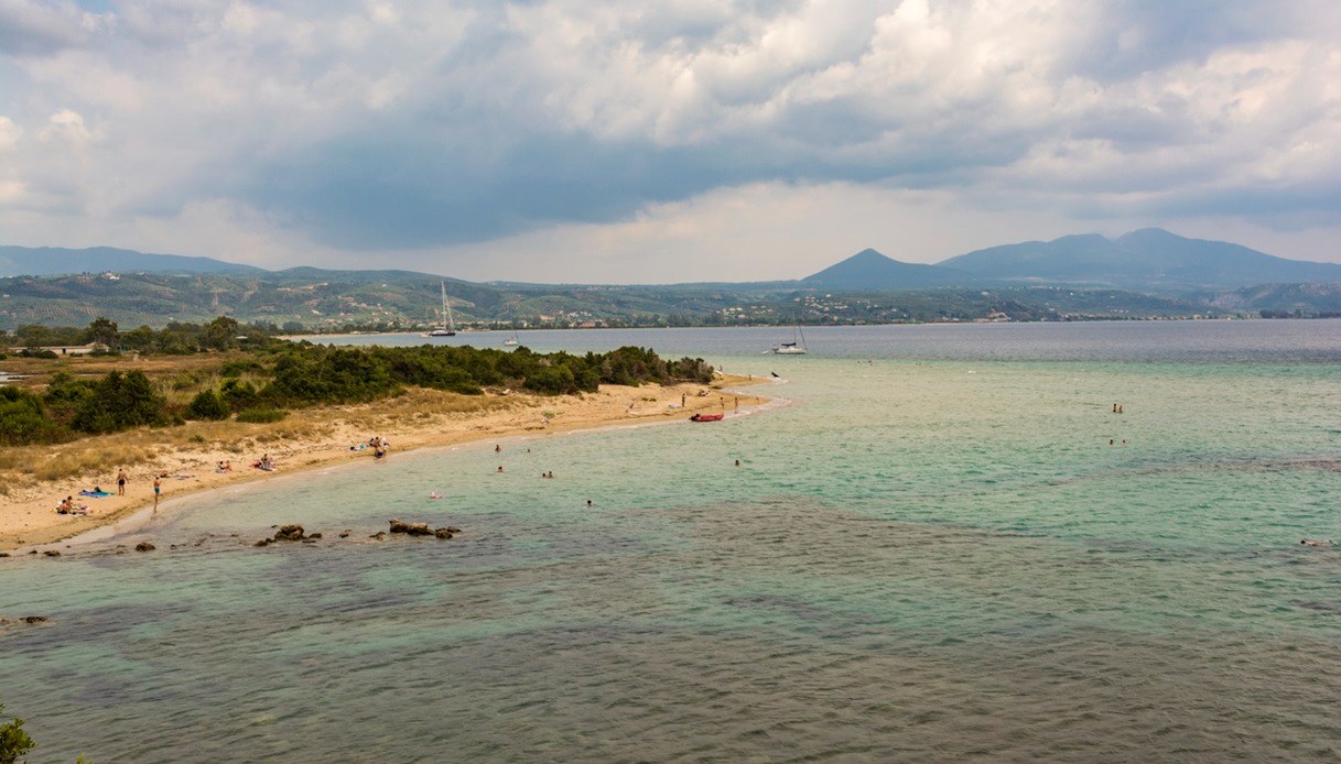 Divari Beach, con la sua sabbia dorata, lungo Costa Navarino