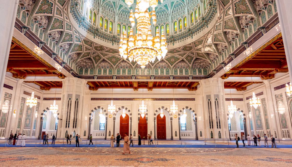 Sala principale della Grande Moschea del Sultano Qaboos a Muscat