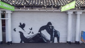 Banksy colpisce ancora: l’ultima opera appare al London Zoo