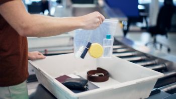 Liquidi in volo, tornano i 100ml: l'Ue fa dietrofront Liquidi in volo, tornano i 100ml: l'Ue fa dietrofront