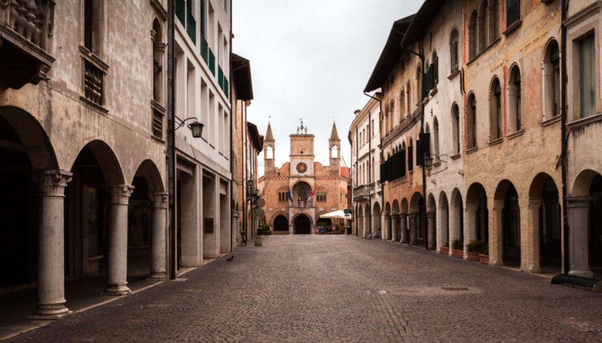 Scorcio del centro storico di Pordenone con palazzo del Comune sullo sfondo