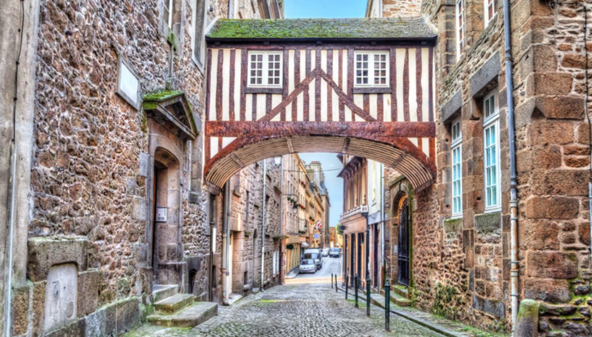 Centro storico della città di Saint-Malo con case in pietra tipiche e ponte di legno coperto che collega due edifici