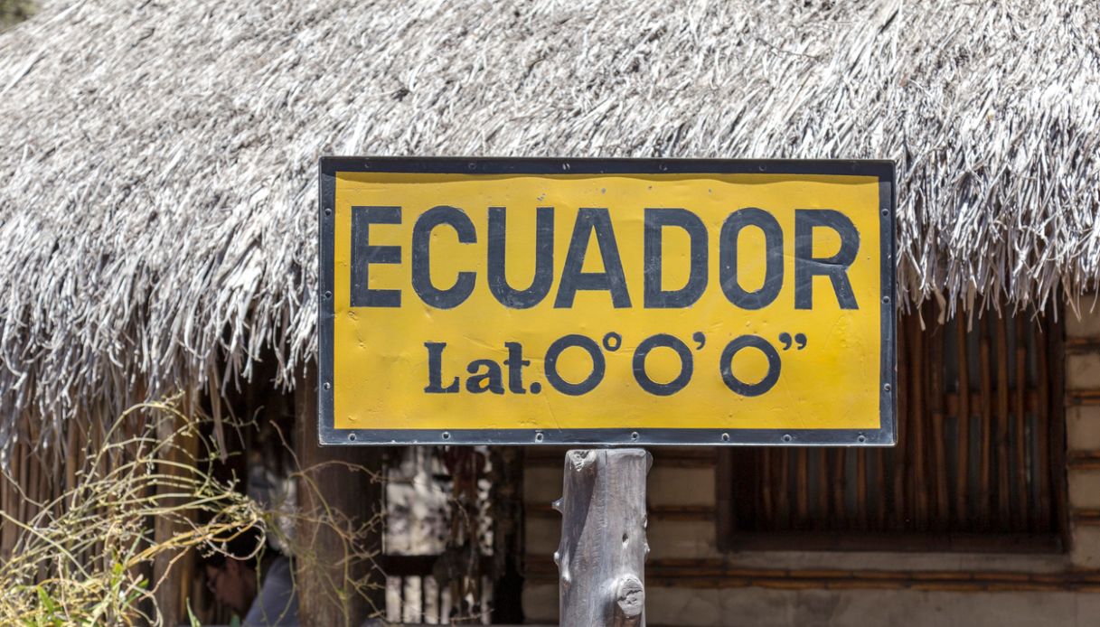 Cartello della latitudine dell'Ecuador