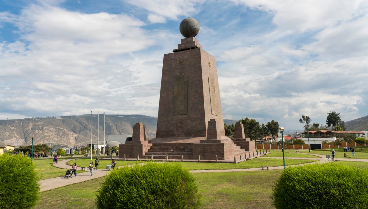 https://siviaggia.it/wp-content/uploads/sites/2/2024/09/Mitad-del-mundo-quito.jpg