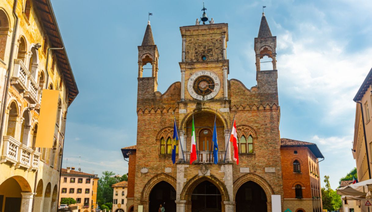 Palazzo del comune di Pordenone con bandiera italiana e con i colori cittadini