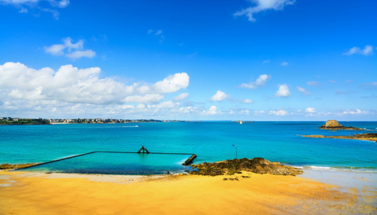 Panorama della spiaggia di Saint-Malo, in Bretagna, dai bastioni della fortezza cittadina