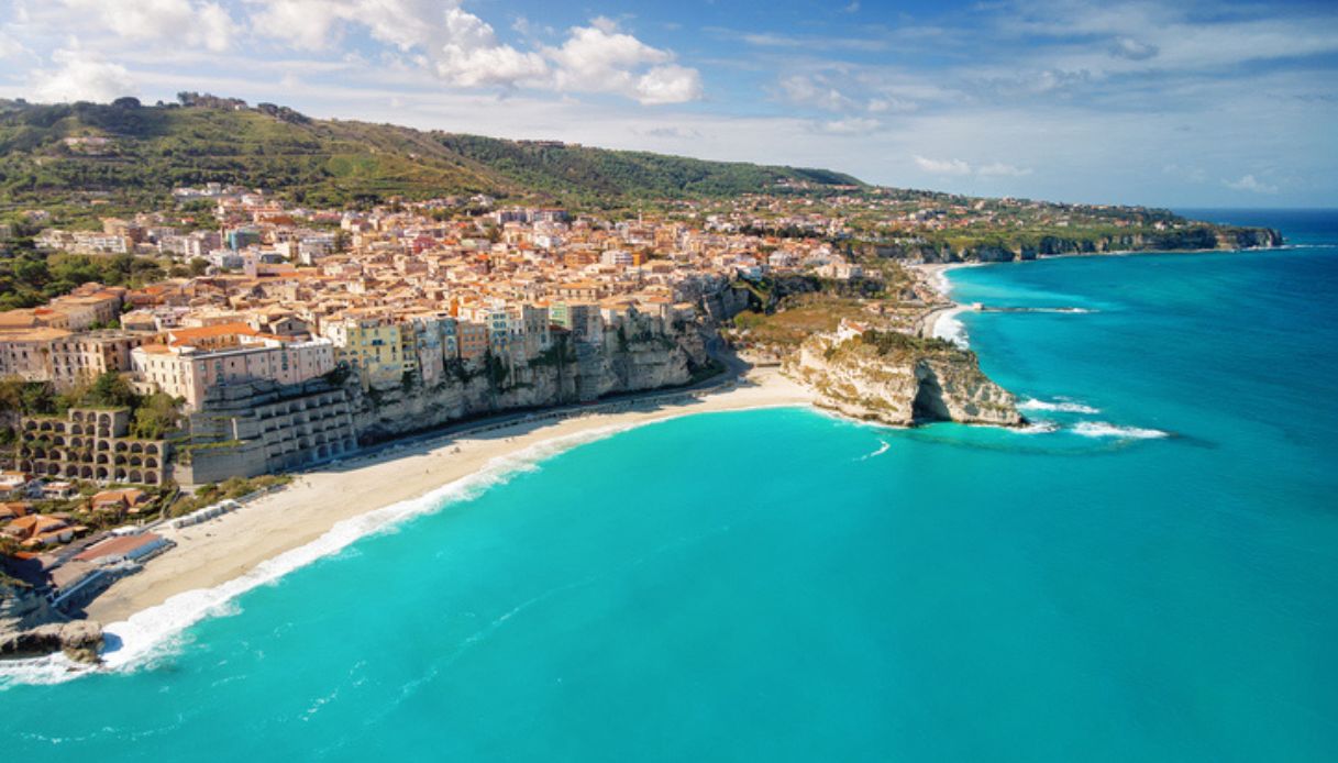 Vista dall'alto della Spiaggia di Tropea in Calabria, con il borgo storico che si affaccia sul bellissimo mare turchese