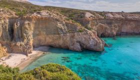 Milos, l’isola greca bella quanto Santorini ma con meno turisti