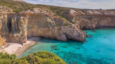 Milos, l’isola greca bella quanto Santorini ma con meno turisti