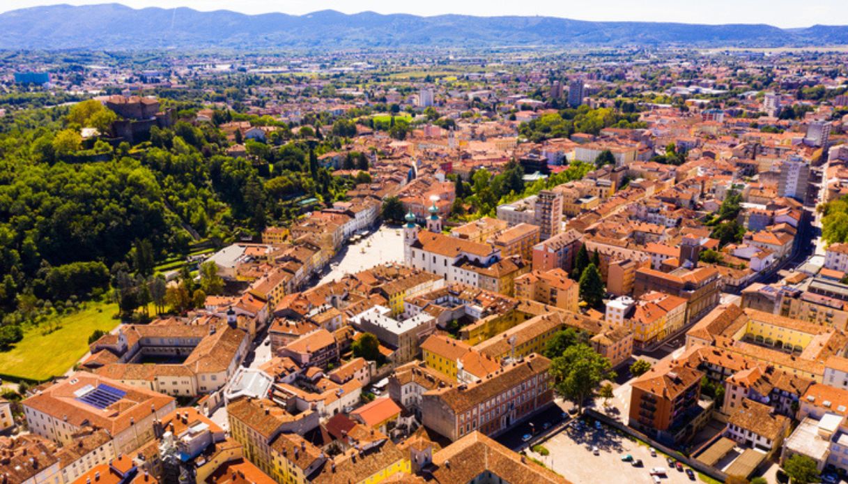 Veduta aerea della città di Gorizia, con i suoi tetti in tegole tradizionali e colline sullo sfondo