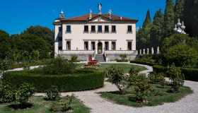 Sogni di dormire in una dimora storica? Ora puoi farlo