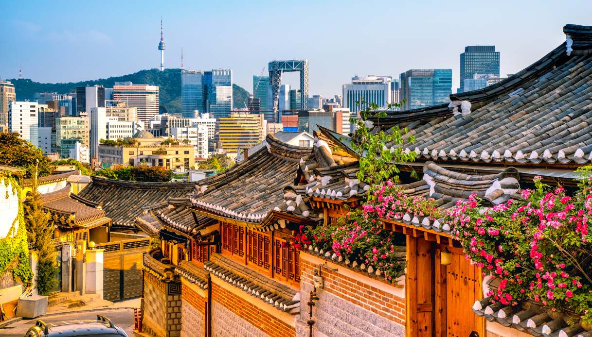 https://siviaggia.it/wp-content/uploads/sites/2/2024/09/bukchon-hanok-village-seul.jpg