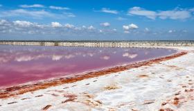 Il lago rosa della Crimea è uno spettacolo della natura