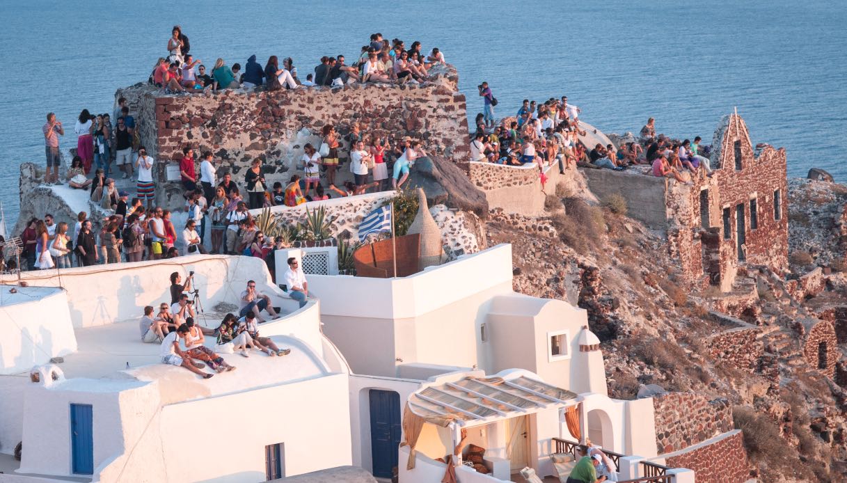 https://siviaggia.it/wp-content/uploads/sites/2/2024/09/turisti-santorini.jpg