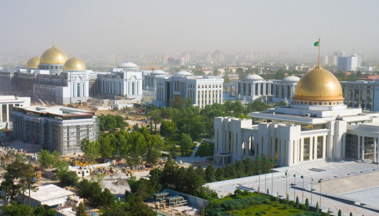 Veduta dall'alto della città di Ashgabat e delle sue cupole d'oro ed edifici in marmo bianco