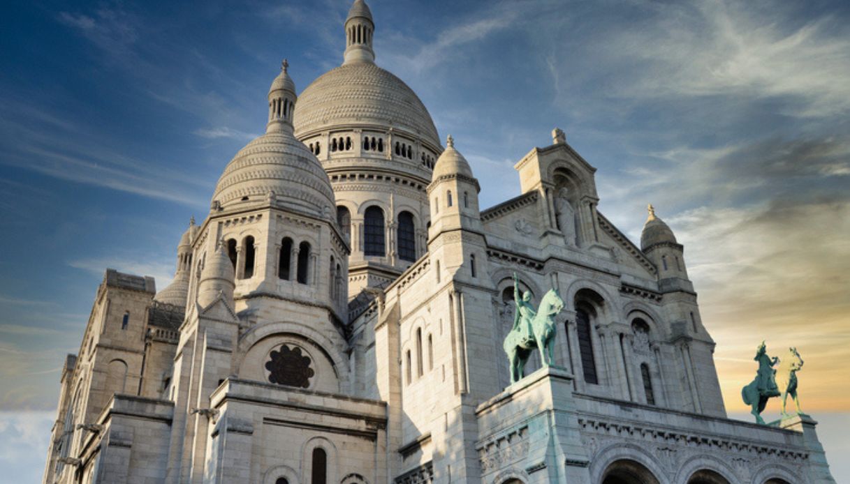 Basilica Sacro Cuore di Parigi, nel cuore del quartiere di Montmartre, visibile dal rooftop Generator Paris