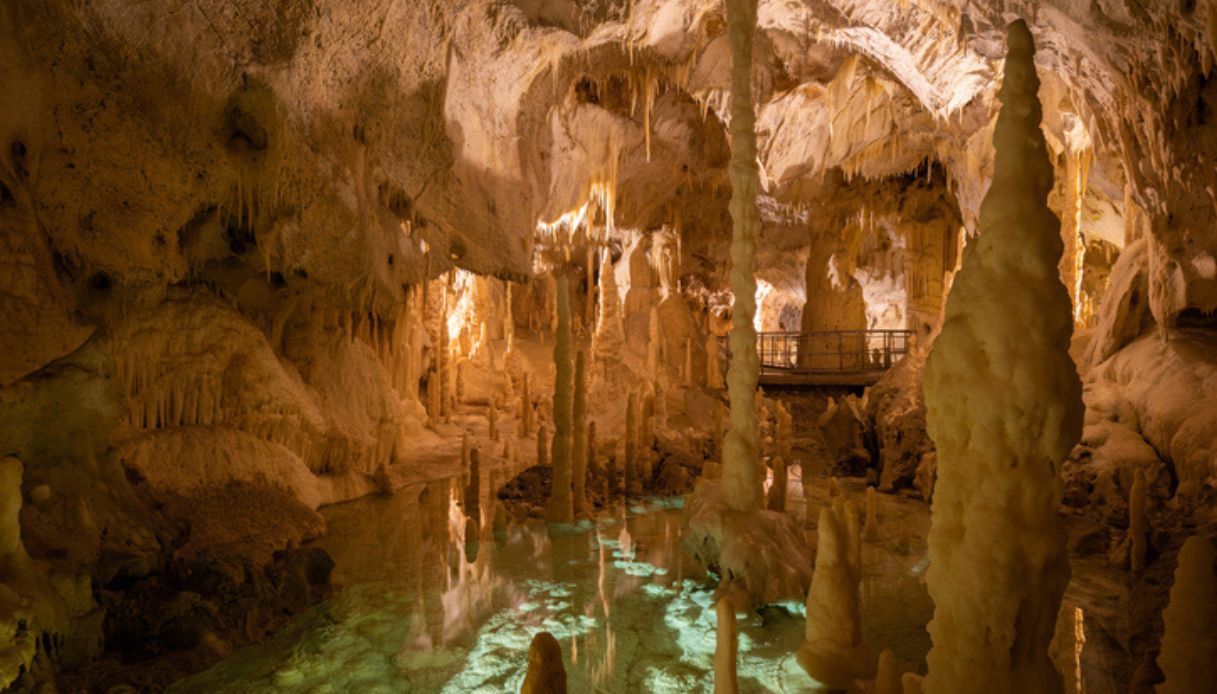 Vista dell'interno delle famose grotte di Frasassi nelle Marche, con stalattiti e stalagmiti in primo piano