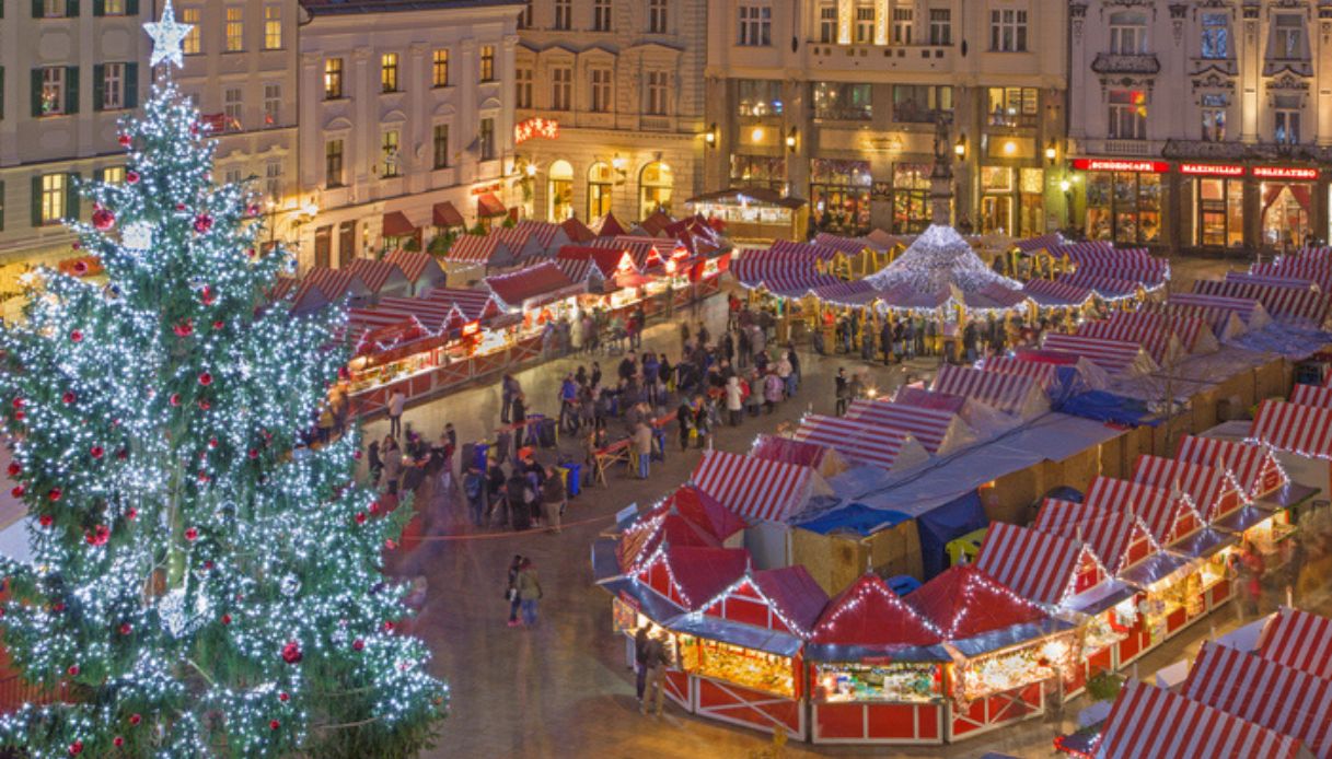 Vista dall'alto del Mercato natalizio di Bratislava in Slovacchia