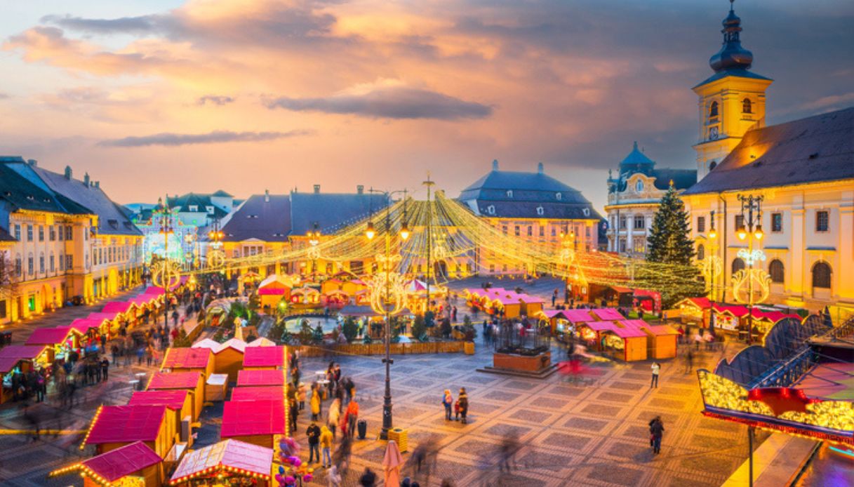 Vista del Mercatino di Natale di Sibiu, in Romania, nella regione della Transilvania