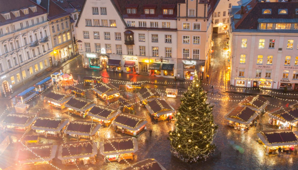 Vista dall'alto del mercatino di Natale di Tallinn