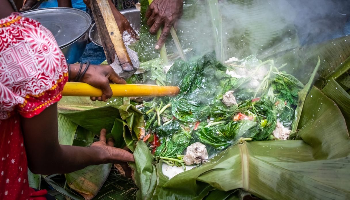 Preparazione del Mumu, piatto tipico della Papua Nuova Guinea