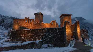 Trentino, parte il treno di Natale tra borghi, castelli, presepi e mercatini