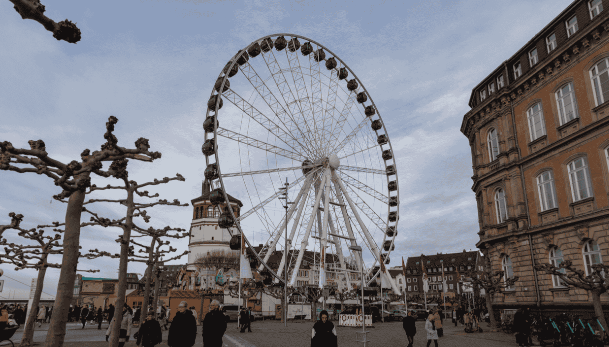 Mercatino di Natale a Düsseldorf con ruota panoramica