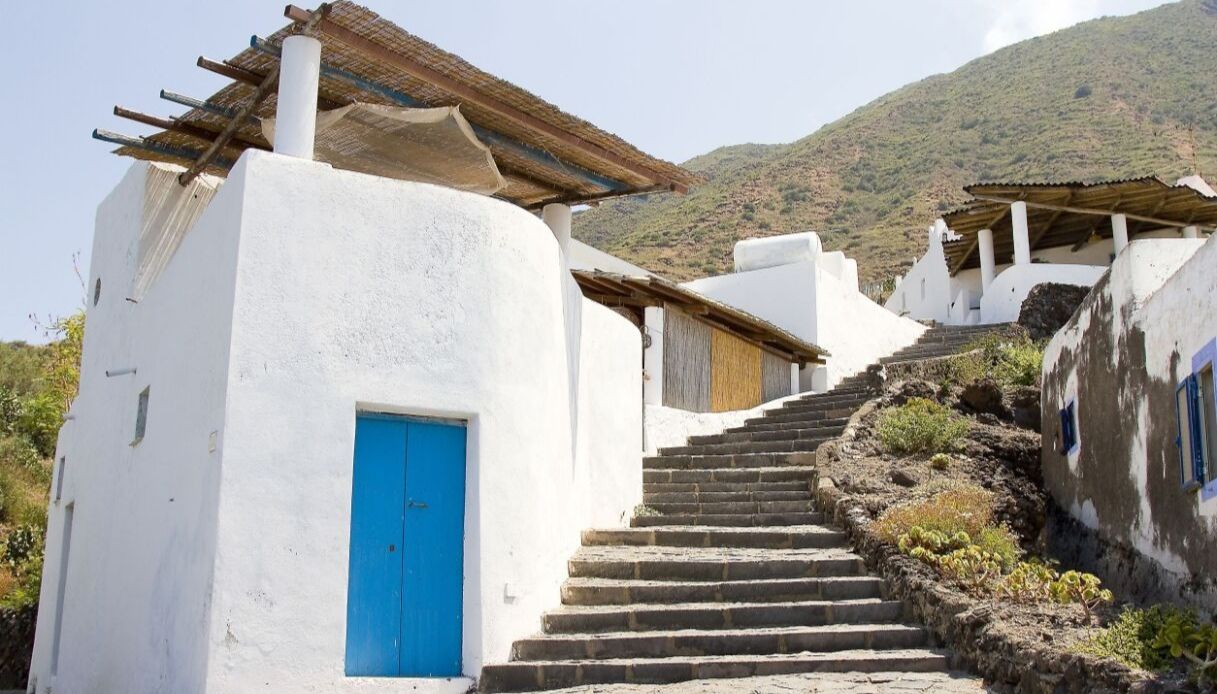 Il villaggio di Ginostra, senza auto e con 30 abitanti