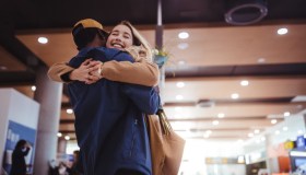 In Nuova Zelanda c’è un aeroporto in cui è vietato abbracciarsi per più di 3 minuti