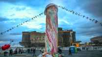 La scultura di Pulcinella a Napoli, quando l’arte contemporanea fa riscaldare l’Italia