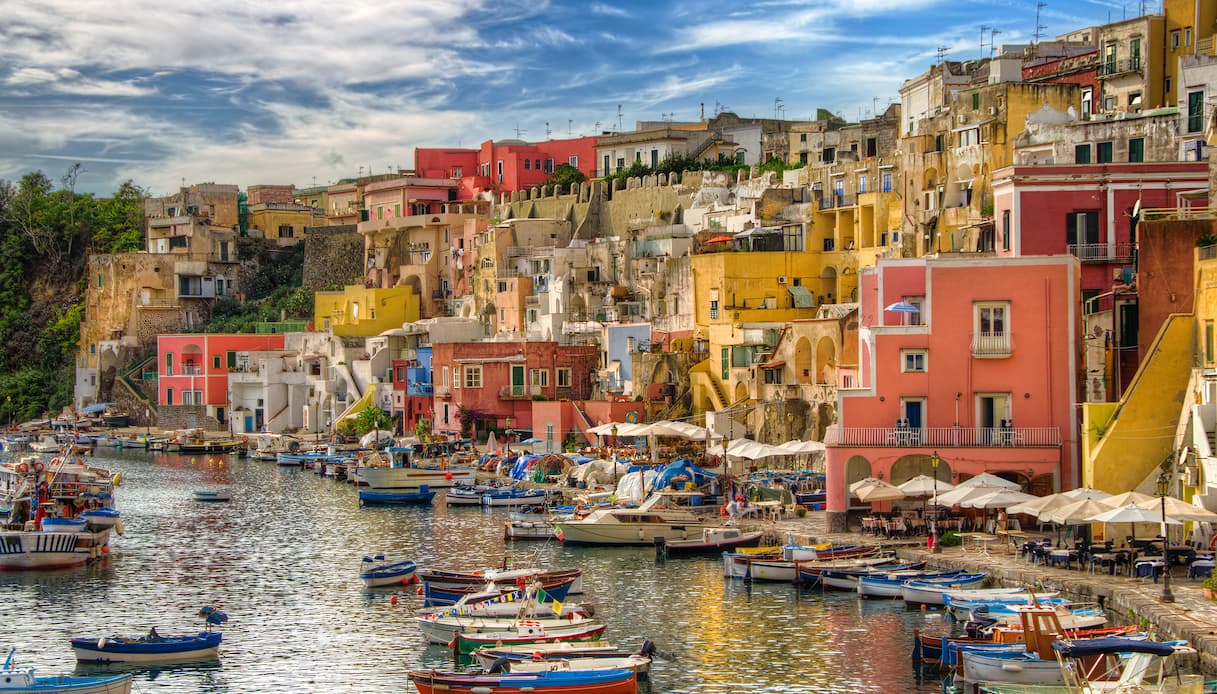 https://siviaggia.it/wp-content/uploads/sites/2/2024/10/procida-case.jpg